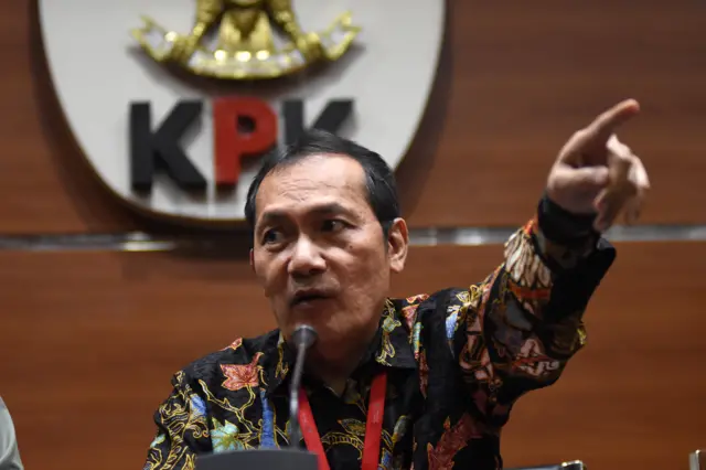 Wakil Ketua KPK Saut Situmorang memberikan keterangan kepada wartawan di gedung KPK, Jakarta, Selasa (23/4/2019). KPK menetapkan Dirut PLN Sofyan Basir sebagai tersangka baru terkait pengembangan kasus dugaan suap pembangunan PLTU Riau-1 yang sebelumnya telah menyeret tersangka mantan Mensos Idrus Marham dan mantan Wakil Ketua Komisi VII DPR Eni Maulani Saragih