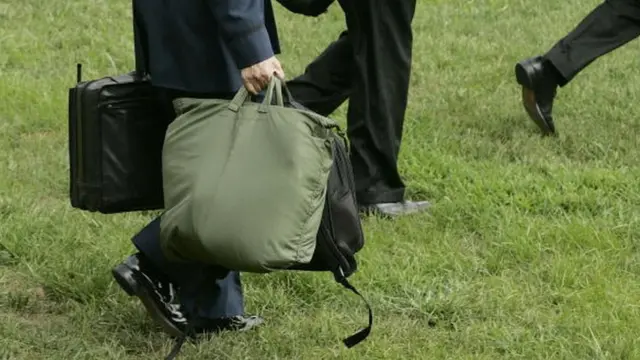 เจ้าหน้าที่ทหารสหรัฐฯ กับกระเป๋า 'ลูกฟุตบอลนิวเคลียร์' ในสมัยประธานาธิบดีจอร์จ ดับเบิลยู บุช