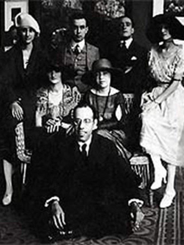 Mário de Andrade (sentado), Anita Malfatti (sentada, ao centro) e Zina Aita (à esquerda de Anita) em São Paulo em 1922