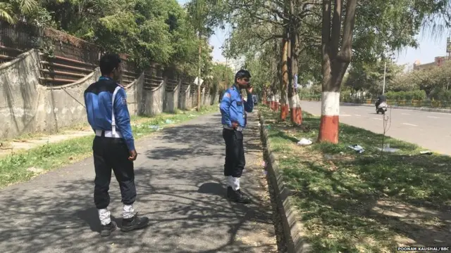 सुधन और निरंजन सिक्योरिटी गार्ड का काम करते हैं.