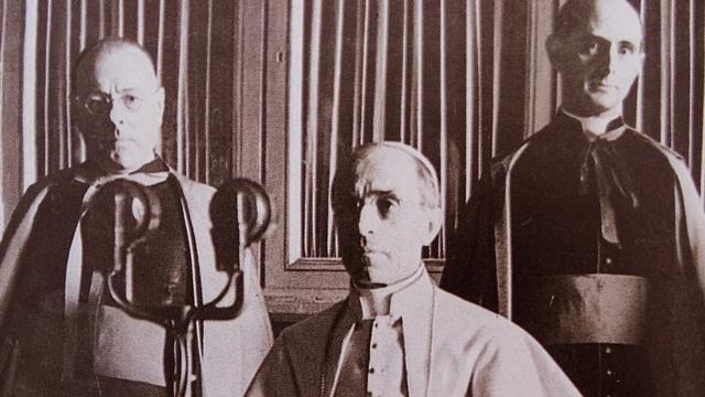 El papa Pio XII y el entonces monseñor Monti, quien luego sería Pablo VI en 1941.
