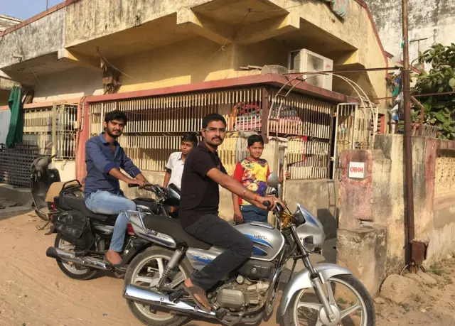 ગામના યુવકો