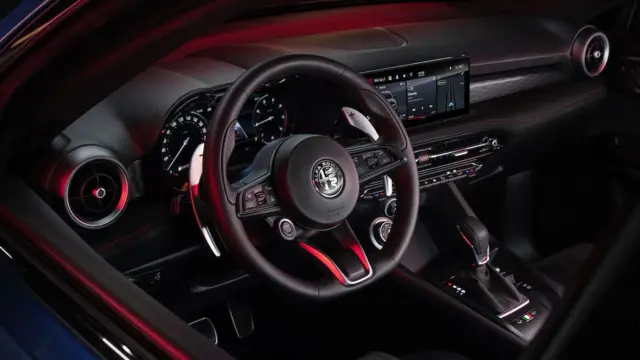 امکانات جدید مانند نمایشگر‌های بزرگ با مدل توناله به محصولات آلفارومئو اضافه خواهد شد