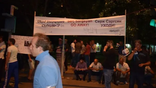 Silahlı "qiyamçıların" müdafiəsinə aksiya iştirakçıları da prezidentin istefasını tələb edirdi