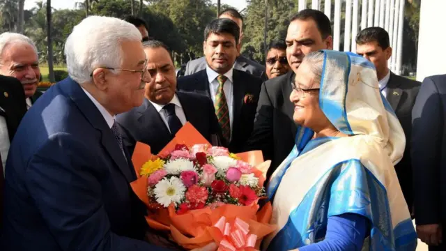ঢাকায় ফিলিস্তিনি প্রেসিডেন্ট মাহমুদ আব্বাসকে অভ্যর্থনা জানাচ্ছেন প্রধানমন্ত্রী শেখ হাসিনা, ০২-০২-২০১৭।