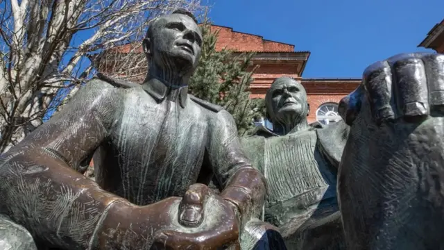 Koroljev (desno, u obliku statue) bio je briljantni dizajner rakete koji je mnogo učinio da se SSSR katapultira na čelo svemirske trke