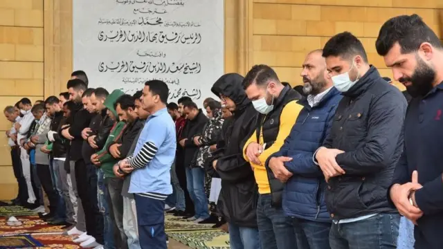 سيتعين على المصلين ارتداء الكمامات والقفازات مع الالتزام بقواعد التباعد الاجتماعي