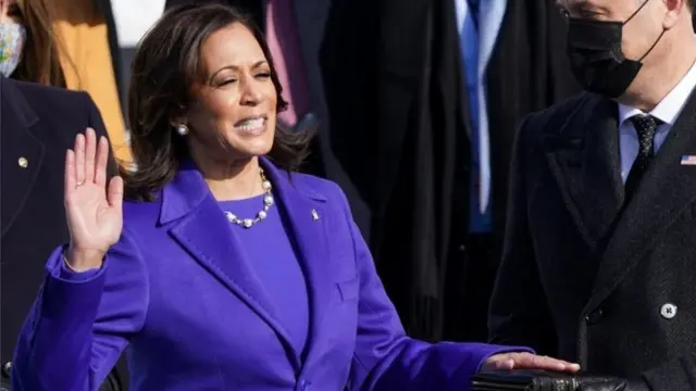 Kamala Harris jurando el cargo.