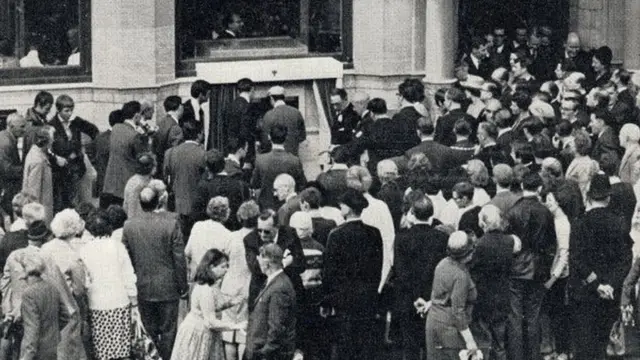 คนแห่ไปถอนเงินที่ตู้เอทีเอ็มเครื่องแรกของโลก