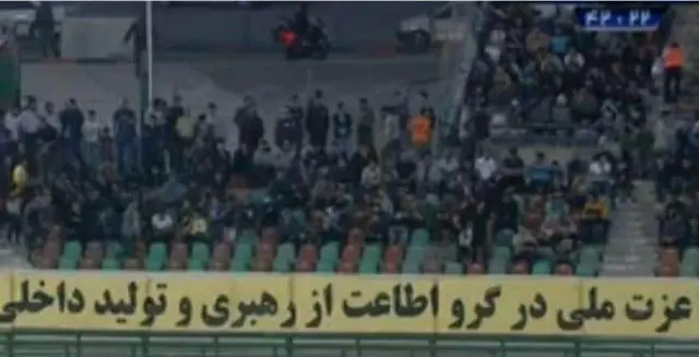 یک روز پس از مهدی ترابی، فدراسیون فوتبال نیز شعار مشابهی را در بازی استقلال و سایپا به نمایش گذاشت