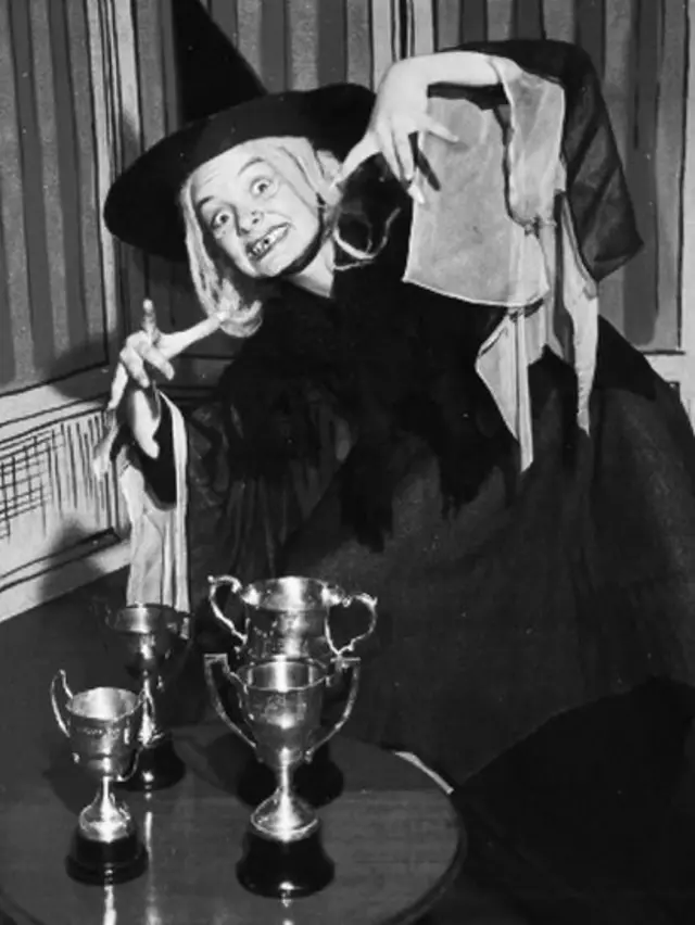 Nikki, vestida de bruja.