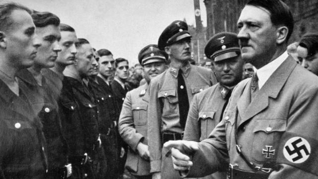 Hitler acompañado de Robert Ley durante un mitin político nazi