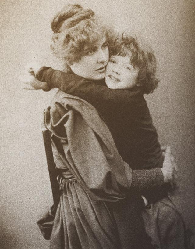 Constance Wilde fotografiada con su hijo Cyril.