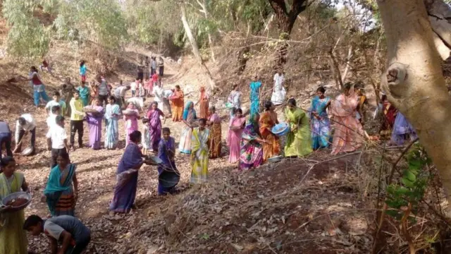 ਕਿਸੇ ਪਿੰਡ ਵਿੱਚ ਕਾਰ ਸੇਵਾ ਕਰਦੇ ਪਿੰਡ ਵਾਸੀ