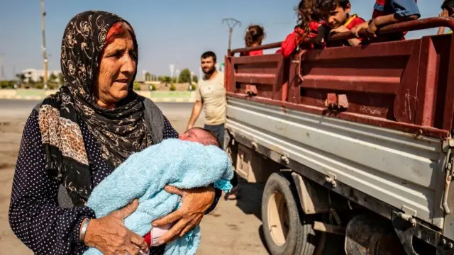 60 bin sivilin Türkiye'nin harekatı kapsamında kalan bölgeyi terk ettiği belirtiliyor