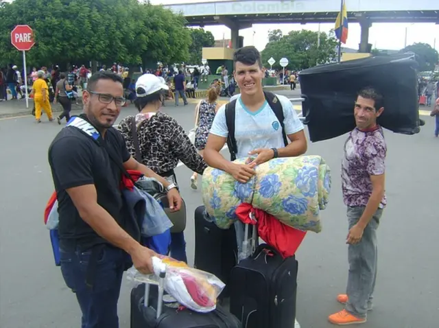 Gastón Zamón (segundo por la derecha), junto a amigos en el Puente Internacional Simón Bolívar, que une Venezuela y Colombia.