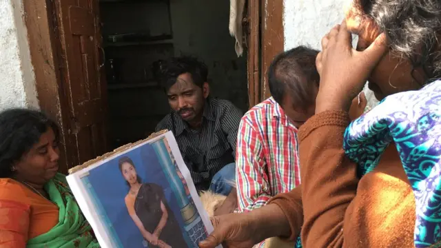 கொலை செய்யப்பட்ட சந்தியாவின் குடும்பத்தினர்