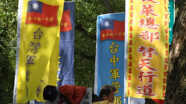 舉起「和平統一中國」旗幟的反年金改革示威者在台灣立法院外聚集(27/2/2018)