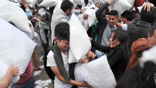 Barış sürecine destek amacıyla Mayıs 2016'da başkent Bogota'da yastık savaşı yapan Kolombiyalılar.