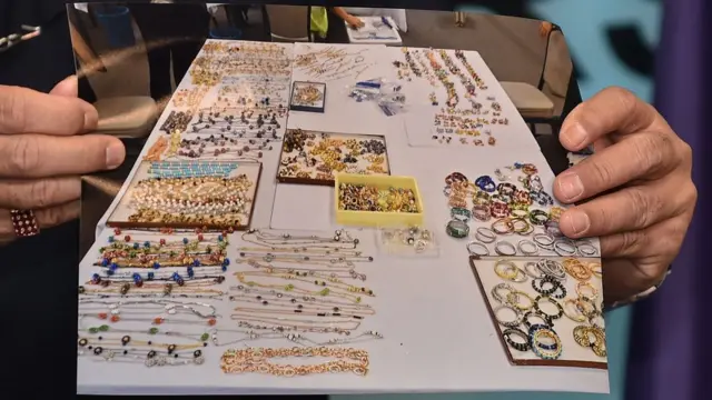 Baskında ele geçirilen takıların fotoğrafı