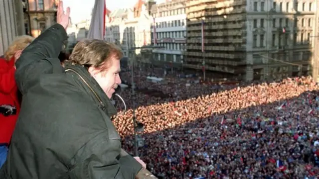 Vaclav Havel di depan kerumunan orang di Lapangan Wenceslas, Praha pada tanggal 10 Desember 1989.