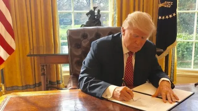 Trump firmó el decreto en privado.