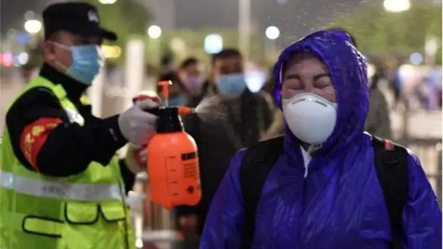 پولیس د اورګاډو او بسونو په بېلابېلو تمځیو کې پر ننوتونکو مساپرو مېکروب وژوونکي سپرې پاشي.