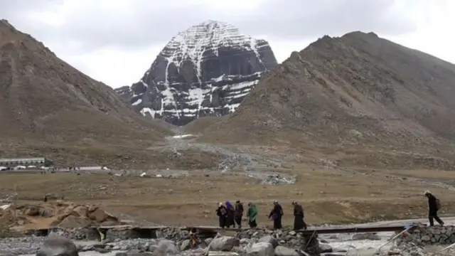 சிவன் வாழும் இடம் கைலாஷ் என்பது இந்து சமயத்தினரின் நம்பிக்கை. கடல் மட்டத்திலிருந்து 6,638 மீட்டர் உயரத்தில் அமைந்து இருக்கிறது.