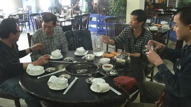 Ông Ngô Nhật Đăng (đầu tiên, từ trái)