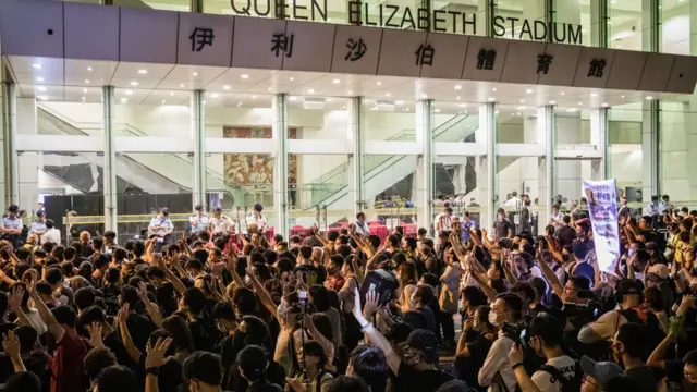 數百名示威者在對話會會場外抗議。