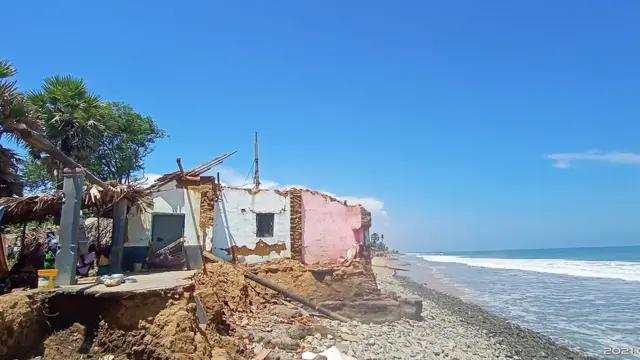 ఉప్పాడలో సముద్రానికి దగ్గరలో ఉన్న ఇళ్లు అలల తాకిడికి కూలిపోతున్నాయి.