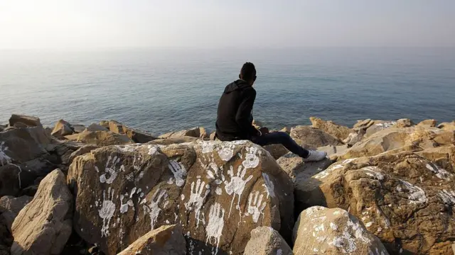 Bir göçmen denize doğru bakıyor. BM rakamlarına göre, 2016'da Akdeniz'de 5 bin göçmen boğuldu.