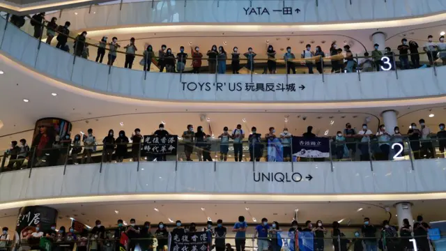 示威者无视当局就疫情发出的禁令聚集。