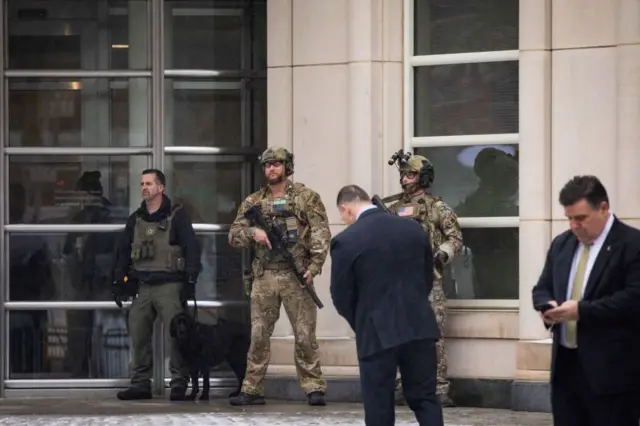 Охрана у здания суда