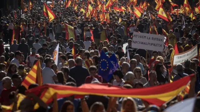 กลุ่มผู้คัดค้านการแยกตัวเป็นอิสระของคาตาลูญญาหลายพันคน เดินขบวนในนครบาร์เซโลนาเมื่อวันที่ 8 ต.ค.