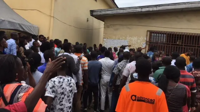 Crowd wey full di INEC office.