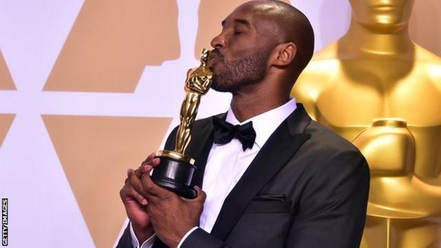 Kobe Bryant beija a estatueta do Oscar