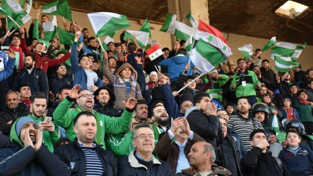 Los aficionados del Al Hurriya alentaron a sus jugadores, aunque no pudieron celebrar la victoria al recibir un gol en el último minuto.