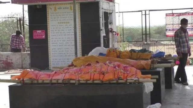 மயானத்தில் வரிசையாக வைக்கப்பட்டிருக்கும் உடல்கள்