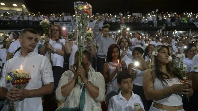 Las gradas se poblaron de blanco