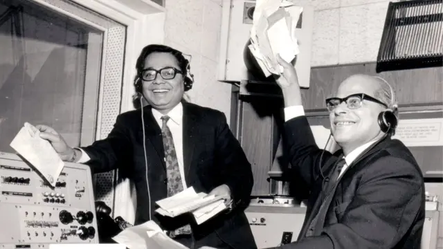 চিঠি-পত্রের আসর প্রীতিভাজনেষুর জন্য প্রস্তুত হচ্ছেন সেরাজুর রহমান আর কমল বোস।