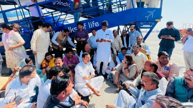 एयरपोर्ट पर पवन खेड़ा के समर्थन में नारेबाजी