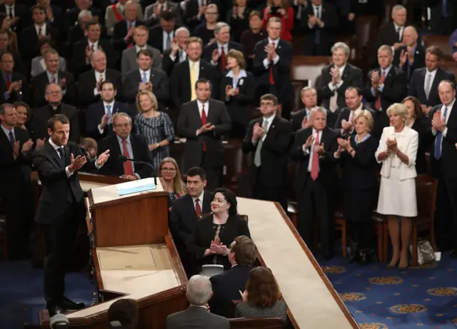 ในระหว่างการกล่าวสุนทรพจน์ของนายมาครง ได้รับเสียงปรบมือจากที่ประชุมร่วมของสภาคองเกรสเป็นระยะ