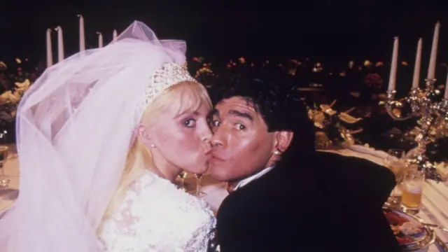 Mgbe Diego Maradona susuru nwunye ya Claudia Villafañe na Buenos Aires, n'Argentina - Nọvemba 07, 1989