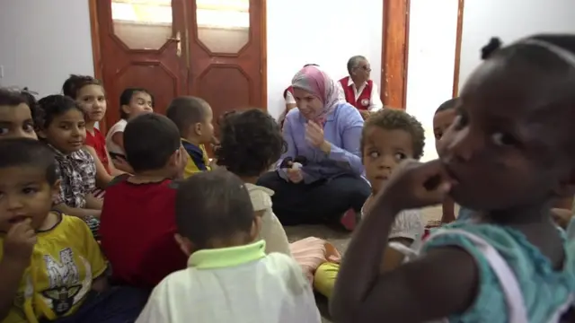 রেড ক্রিসেন্টের আশ্রয় শিবিরে অনাথ শিশুরা। কথা বলছে বিবিসির সাথে।