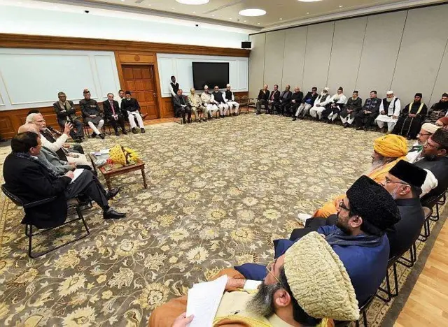 मुस्लिम धर्मगुरुओं से मुलाकात करते मोदी