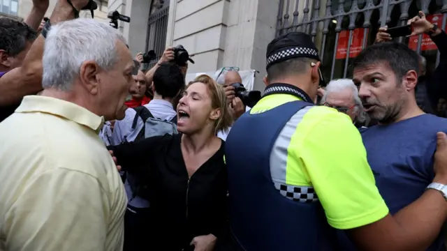 برخورد تظاهرکنندگان خواستار برگزاری رفراندوم با پلیس در خیابان