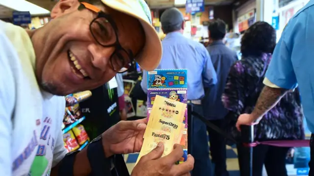 باوربول يانصيب آخر في أمريكا تبلغ جوائزة مئات ملايين الدولارات