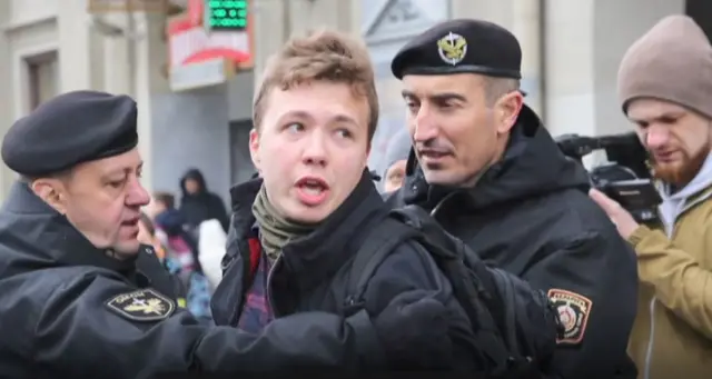 విమానం ఆగగానే పోలీసులు వచ్చి జర్నలిస్టు రోమన్ ప్రొటాసెవిచ్ అరెస్టు చేసి తీసుకెళ్లిపోయారు.