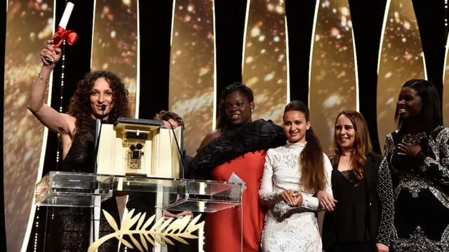 Houda Benyamina et sa Caméra d'Or avec les actrices du film 'Divines' à Cannes en mai 2016